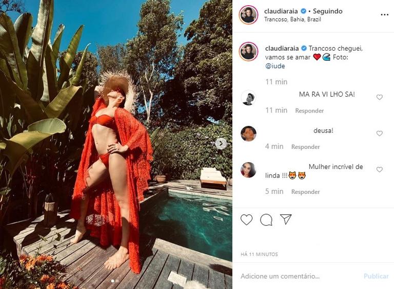 Claudia Raia de biquíni em Trancoso na Bahia