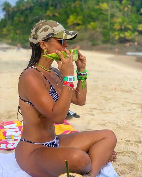 Ex-BBB Carol Peixinho curte viagem para a Bahia com biquíni de zebra