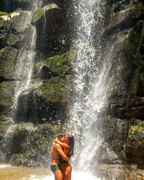 Nicolas Prattes surge dando um beijão na nova namorada