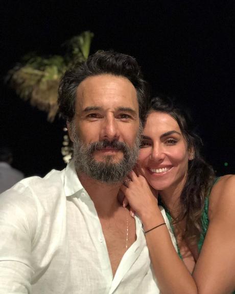 Rodrigo Santoro deseja feliz ano novo para seguidores com foto ao lado de Mel