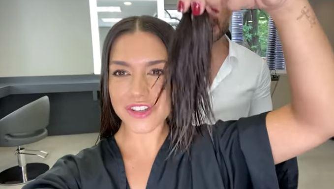 Tata Fersoza corte o cabelo e faz doação