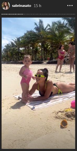 Sabrina Sato e família curtem praia juntos