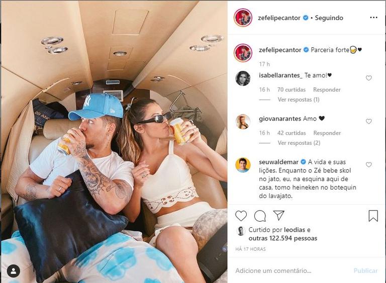 Zé Felipe e sua noiva, Isabella Arantes, posaram tomando uma cerveja dentro de jatinho de luxo 