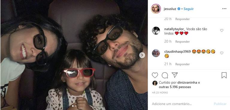 Jesus Luz compartilhou com seus seguidores uma tarde no cinema com a filha e a mulher 