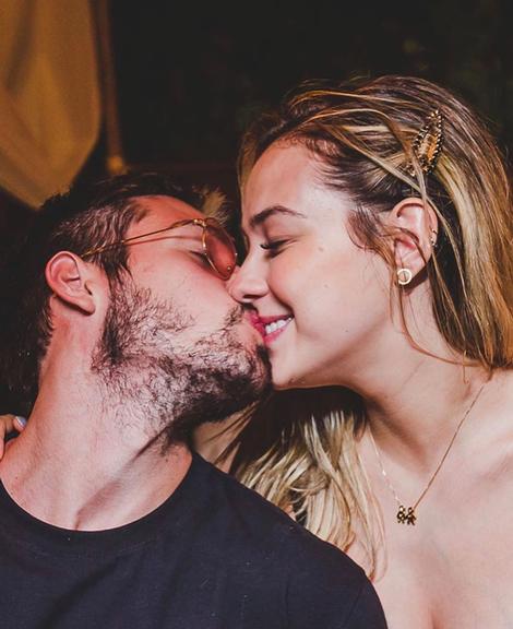 Carol Dantas dá beijão em Vinicius Martinez