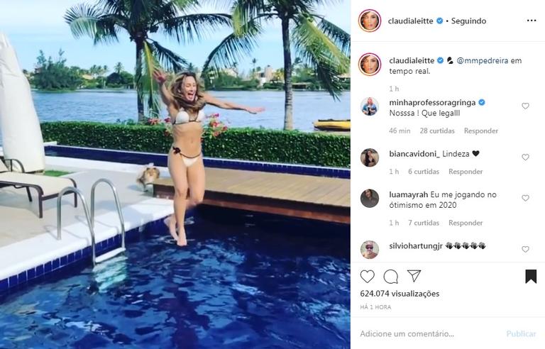 Claudia Leitte curte piscina e exibe corpão