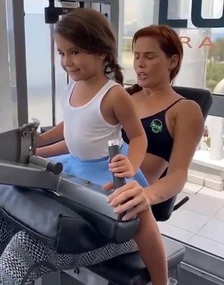 Deborah Secco mostra Maria Flor acompanhando seu treinamento