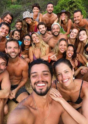 Giovanna Lancellotti e Rodrigo Simas comemorando aniversário