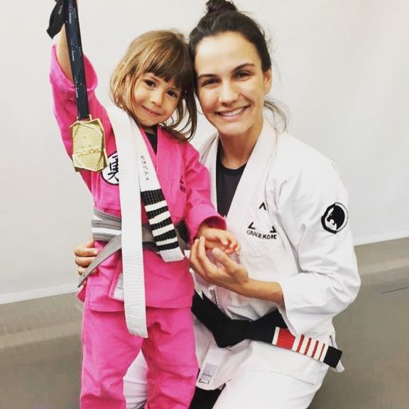 Kyra Gracie comemora nova faixa de Kyara