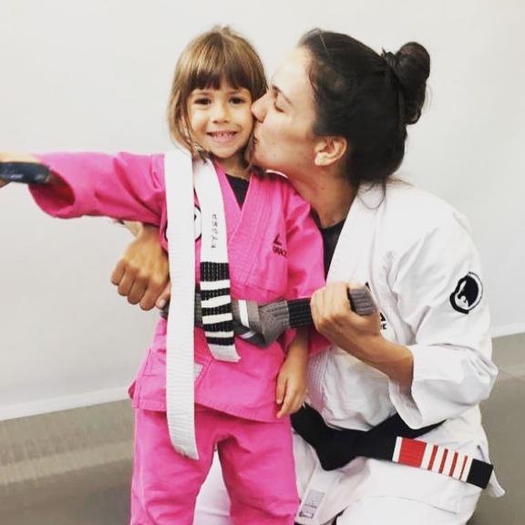 Kyra Gracie comemora nova faixa de Kyara