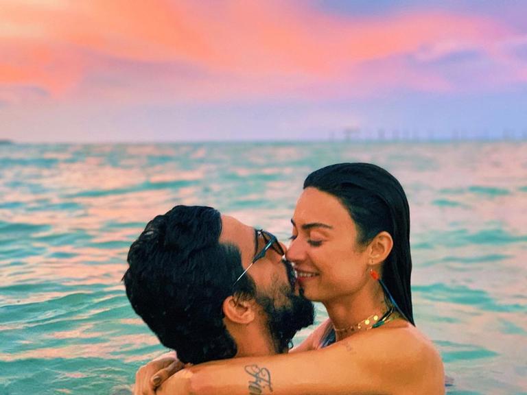 Thaila Ayala e Renato Góes no mar