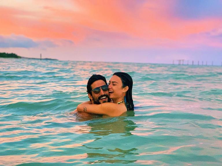 Thaila Ayala e Renato Góes no mar