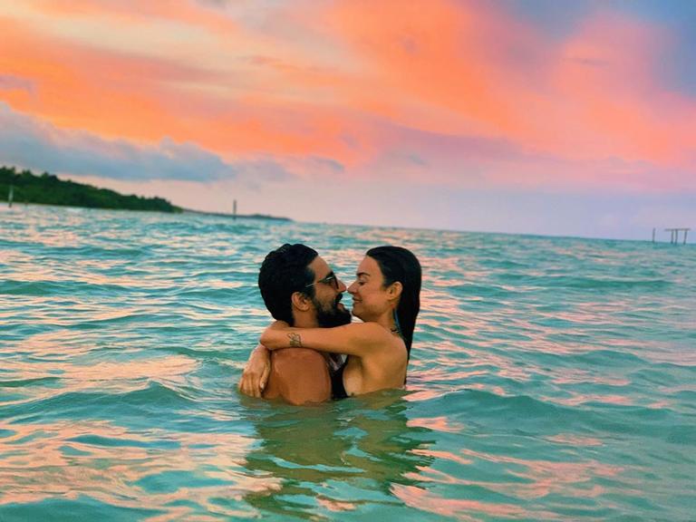 Thaila Ayala e Renato Góes no mar