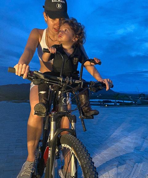 Thyane Dantas passeia de bike com o caçula