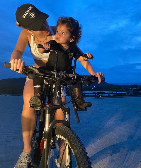 Thyane Dantas passeia de bike com o caçula