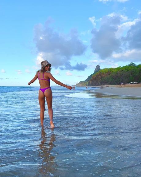 Isabella Santoni posa de maiô em Fernando de Noronha