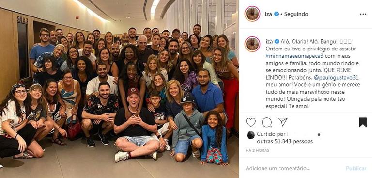 IZA aproveita a noite no cinema ao lado dos amigos e família