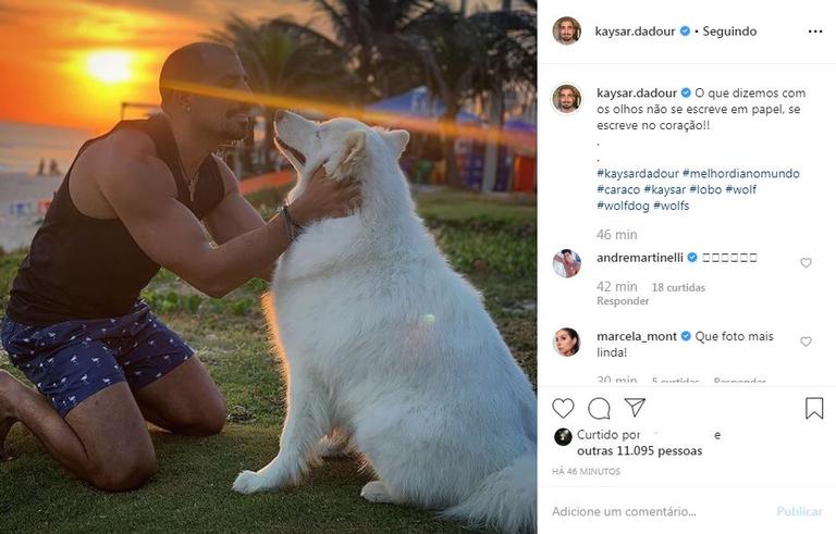 Kaysar Dadour posa ao lado de cachorro durante pôr do sol