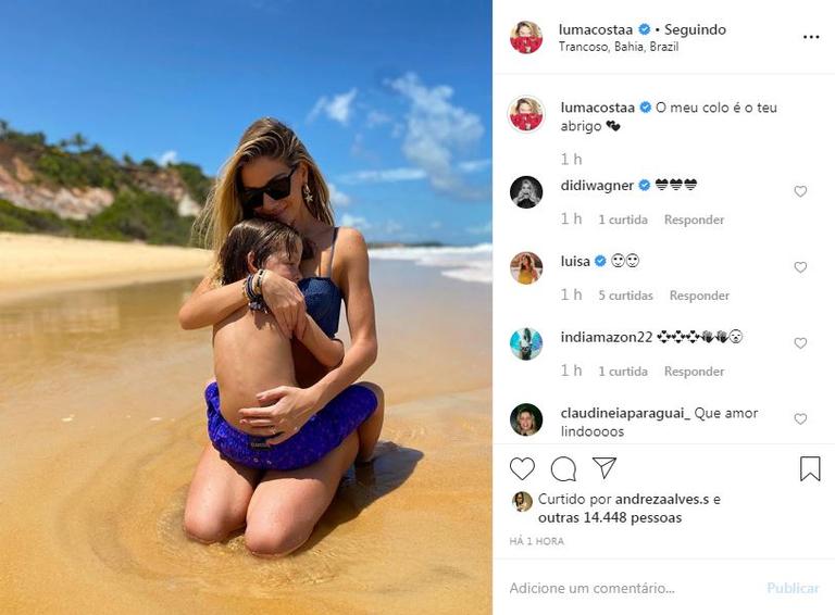 Luma Costa aproveitou um dia na praia e registrou um momento fofo ao lado do filho mais velho, Antônio 