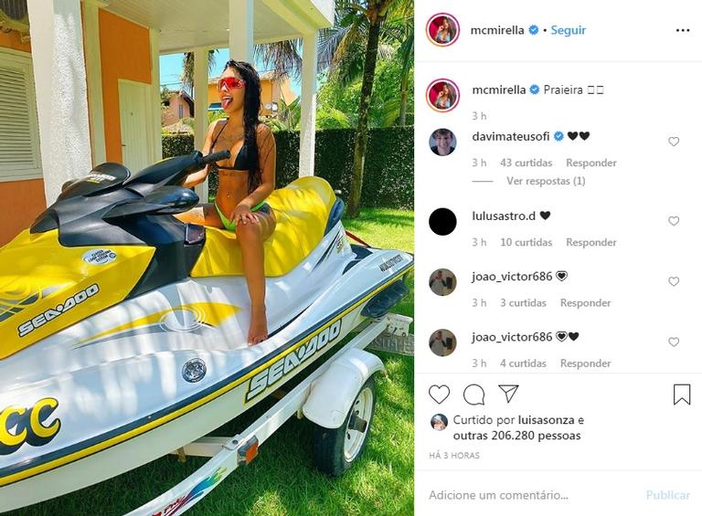 MC Mirella aparece de biquíni em cima de jet ski e encanta