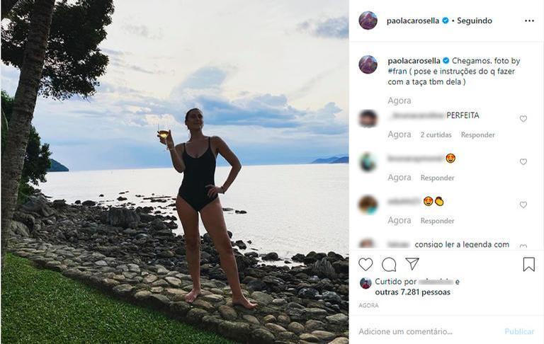 Paola Carosella exibindo maiô na praia 