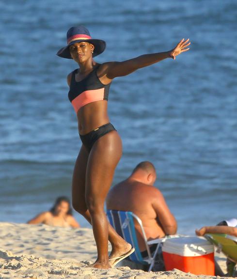 Erika Januza de maiô em praia no Rio