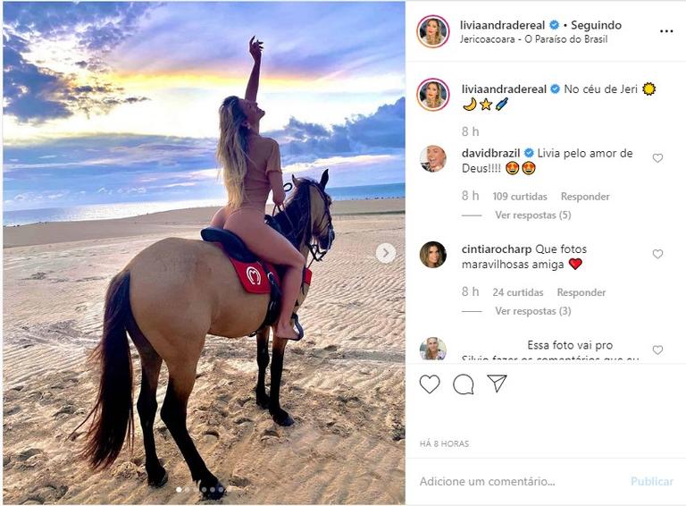 Lívia Andrade andando a cavalo