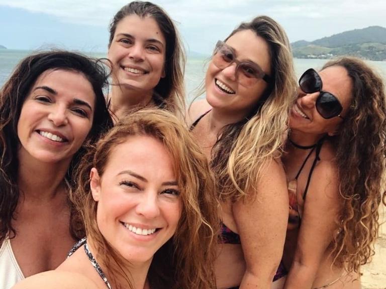 Paolla Oliveira posta clique curtindo a vida ao lado das amigas