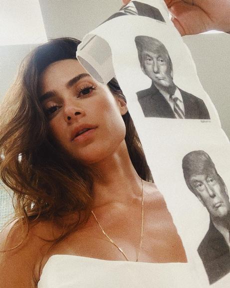 Thaila Ayala posa com rolo de papel higiênico com rosto de Trump