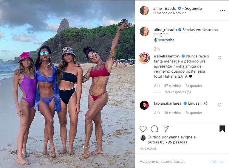 Aline Riscado compartilha clique ao lado de amigas 