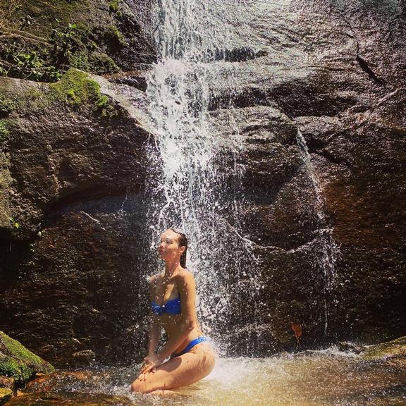 Mariana Ximenes posa na cachoeira