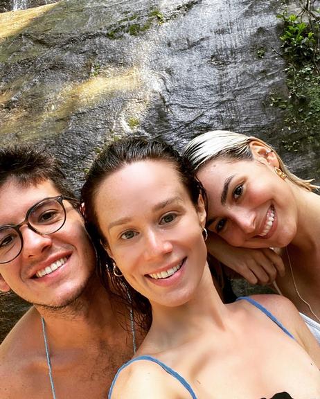 Mariana Ximenes e Marina Moschen curtem dia na cachoeira