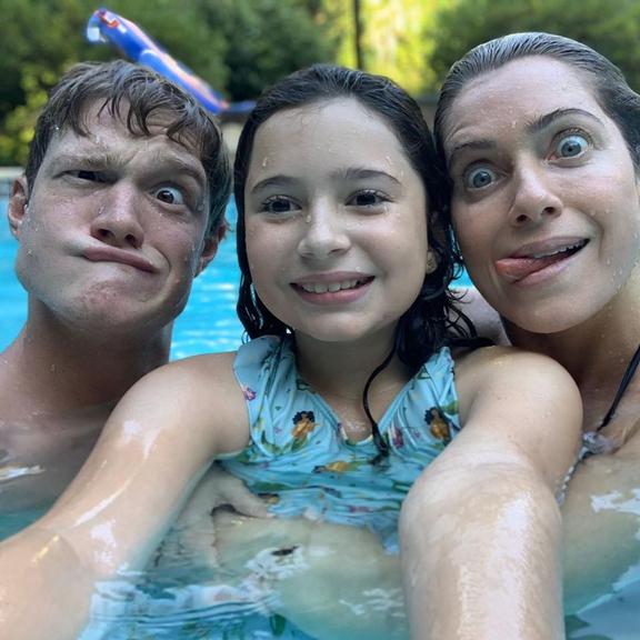 Pedro Novaes reúne a família em clique na piscina