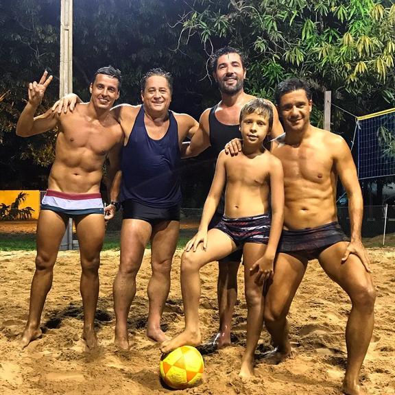 Sandro Pedroso e Leonardo posam jogando futevôlei juntos