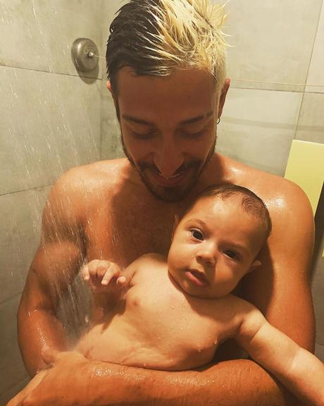 Vinicius Martinez tomando banho com Valentin