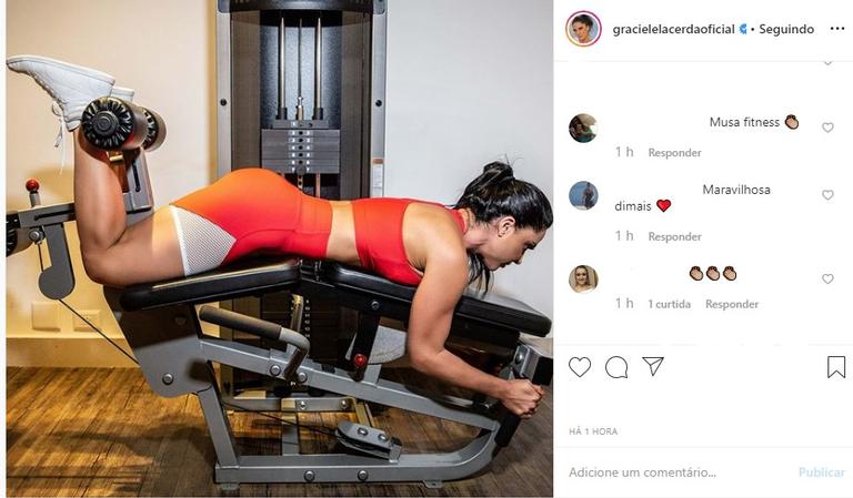 Graciele Lacerda treino de glúteos