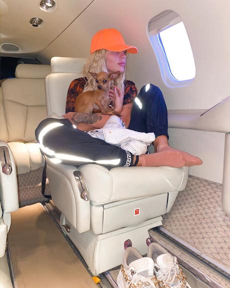 Luisa Sonza curte viagem em companhia canina