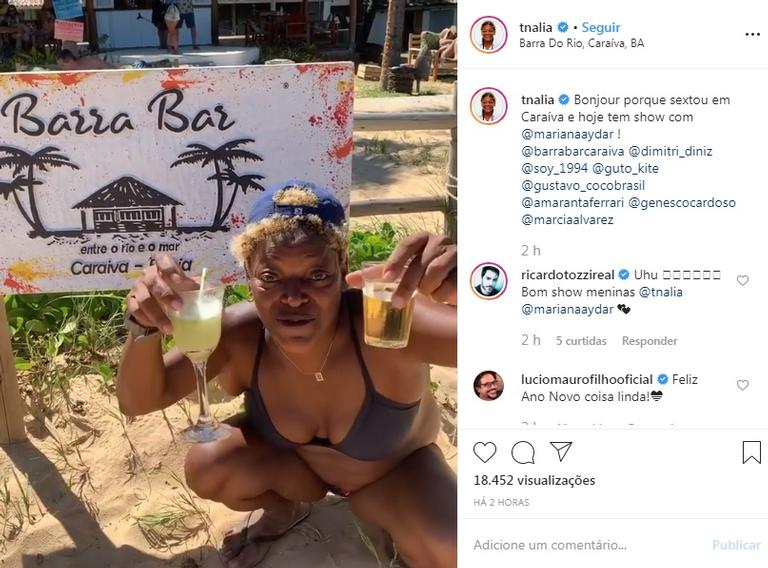 Mart'nália aparece com drinks na mão em vídeo na Bahia