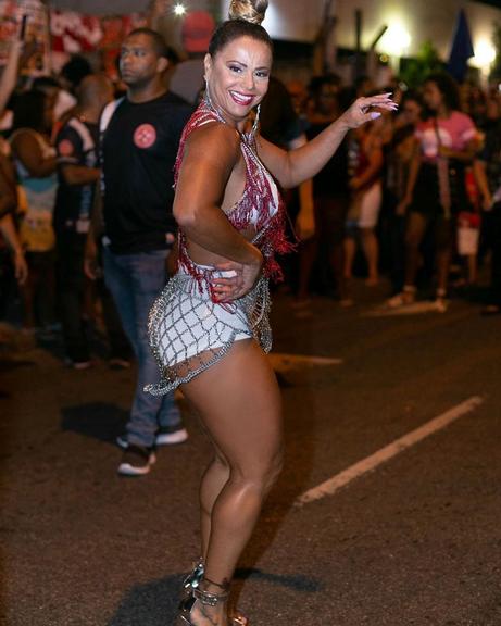 Viviane Araújo posta fotos de ensaio de rua do Salgueiro