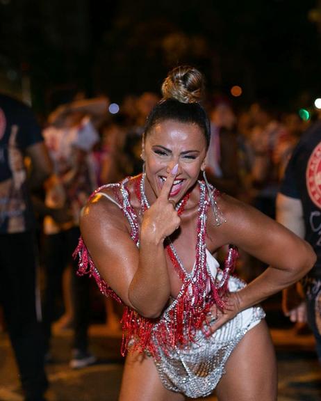 Viviane Araújo marca presença em ensaio do Salgueiro