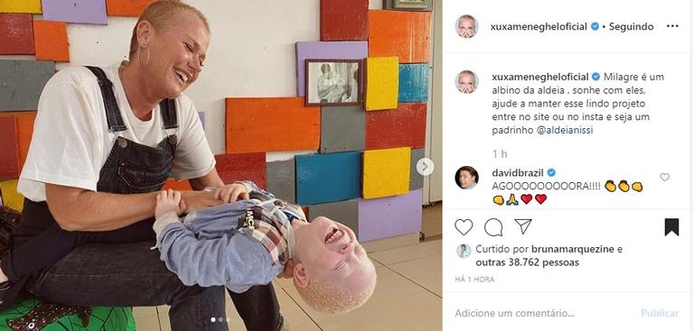 Xuxa Meneghel com garotinho na Angola