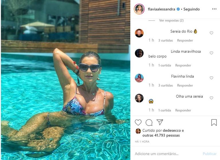 Flávia Alessandra na piscina