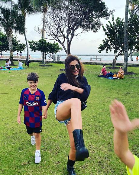 Juliana brincando de lutinha com os filhos