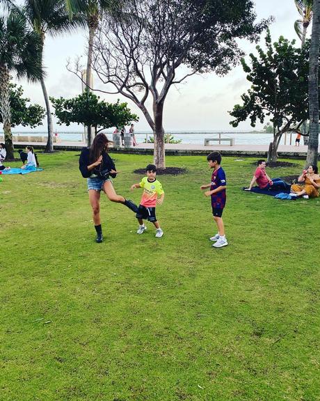 Juliana Paes na Disney com os filhos