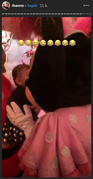 Filha de Thaeme fica encantada ao ver a Minnie