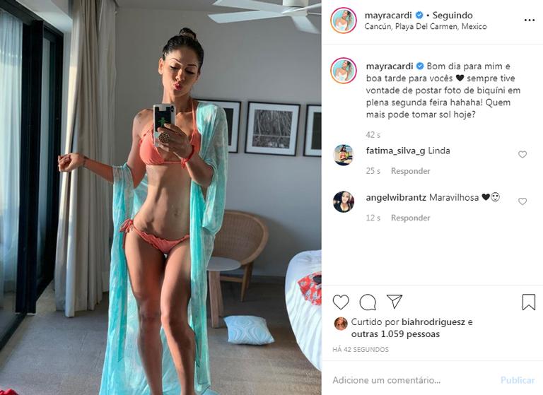 Mayra Cardi posa de biquíni e impressiona seguidores