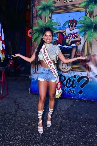 Munik Nunes samba muito em ensaio de rua para o Carnaval