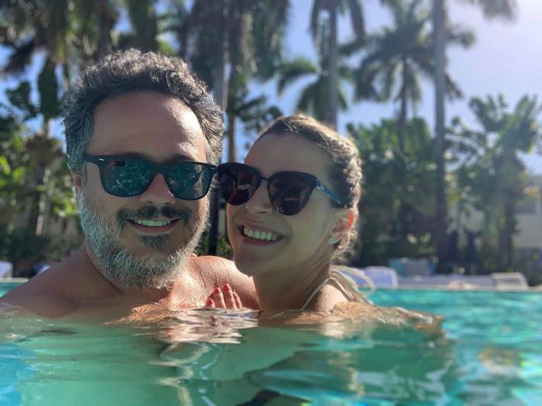 Danton Mello com a esposa na piscina