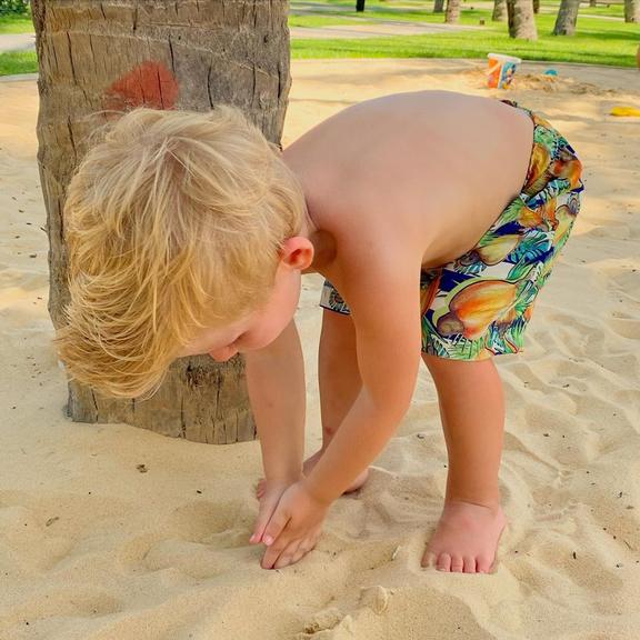 Enrico Bacchi brincando na praia 