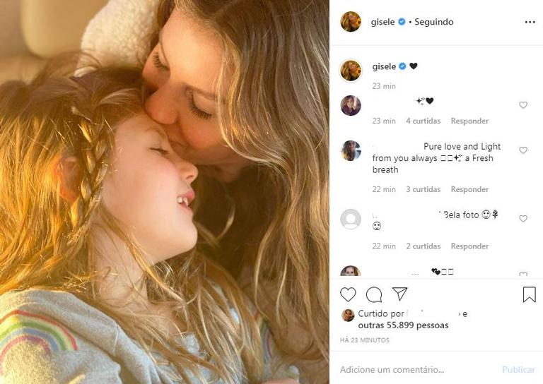 Gisele Bündchen encanta seguidores ao posar ao lado da filha